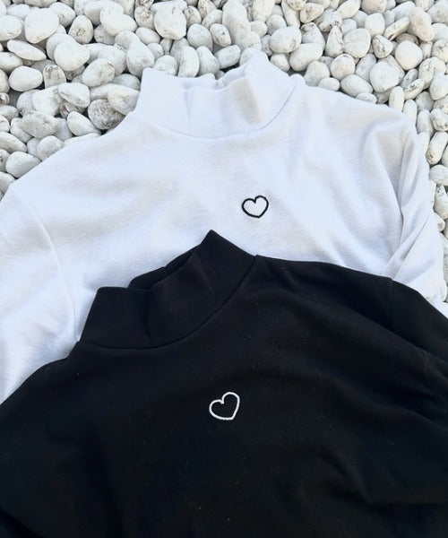ワンポイントハート刺繍モックネックトップス