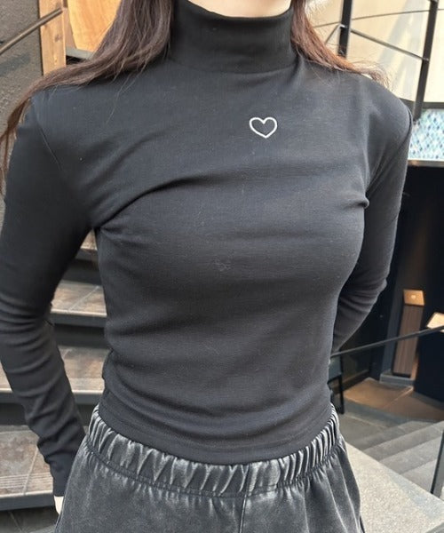 ワンポイントハート刺繍モックネックトップス