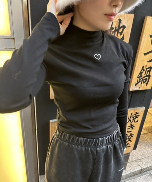 ワンポイントハート刺繍モックネックトップス