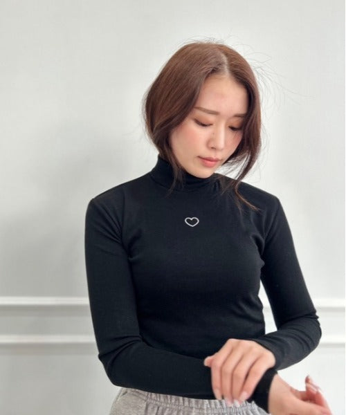 ワンポイントハート刺繍モックネックトップス