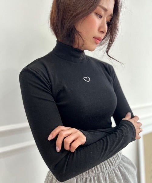ワンポイントハート刺繍モックネックトップス