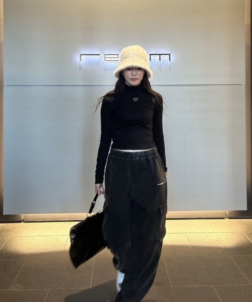 ワンポイントハート刺繍モックネックトップス