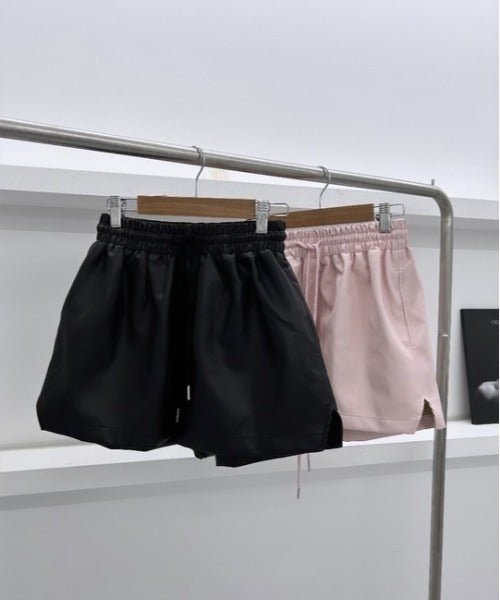 レザーショートパンツ
