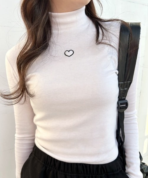 ワンポイントハート刺繍モックネックトップス