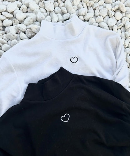ワンポイントハート刺繍モックネックトップス