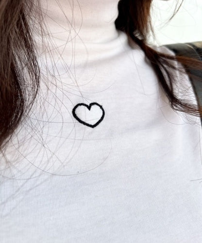 ワンポイントハート刺繍モックネックトップス