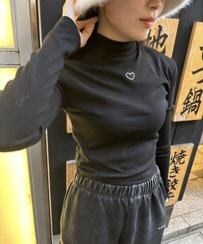 ワンポイントハート刺繍モックネックトップス
