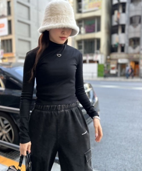 ワンポイントハート刺繍モックネックトップス