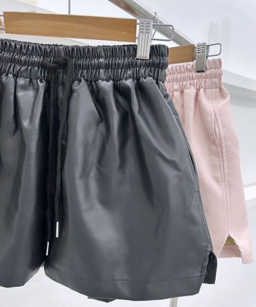 レザーショートパンツ